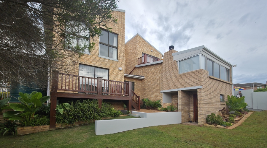 4 Bedroom Property for Sale in Wavecrest Eastern Cape